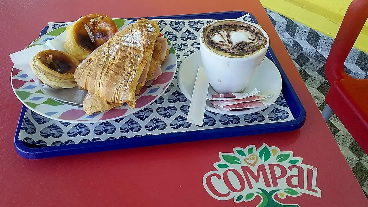 Cappuccino und Croissant